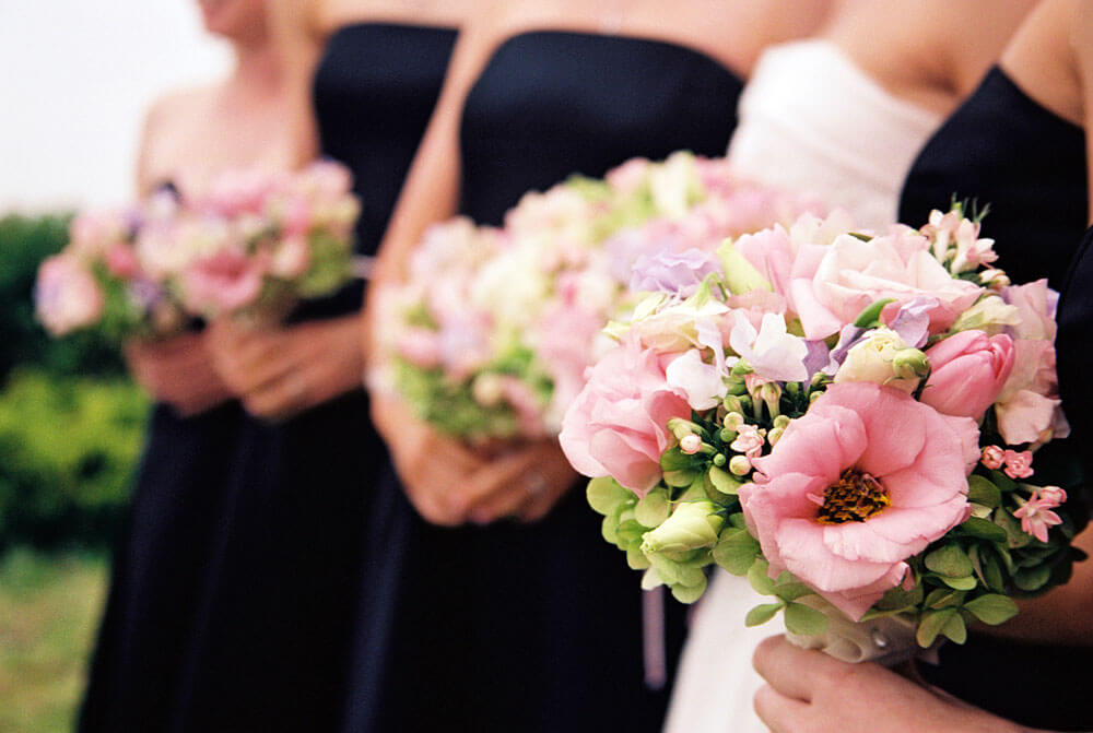 Wedding photoshoot of bride and her friends with flowers bouquet